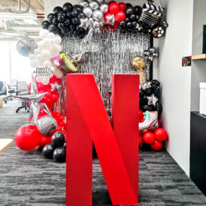 แบคดรอปลูกโป่ง ฉากลูกโป่ง Corporate Events Balloon Backdrop - Back to the 90s Netflix Retro Party - Red & Black